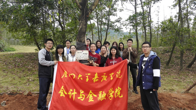 植树老师及学生合影