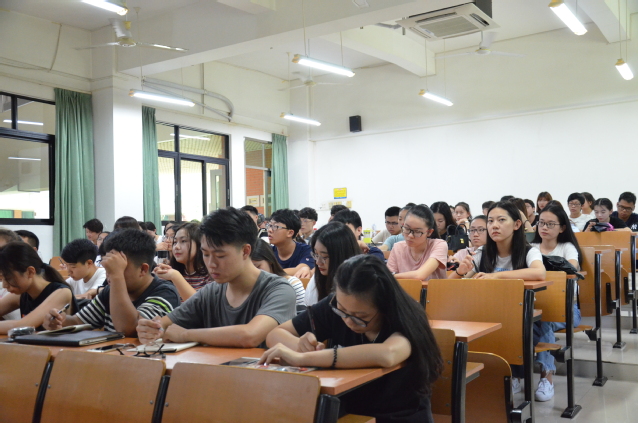 学生干部们认真聆听